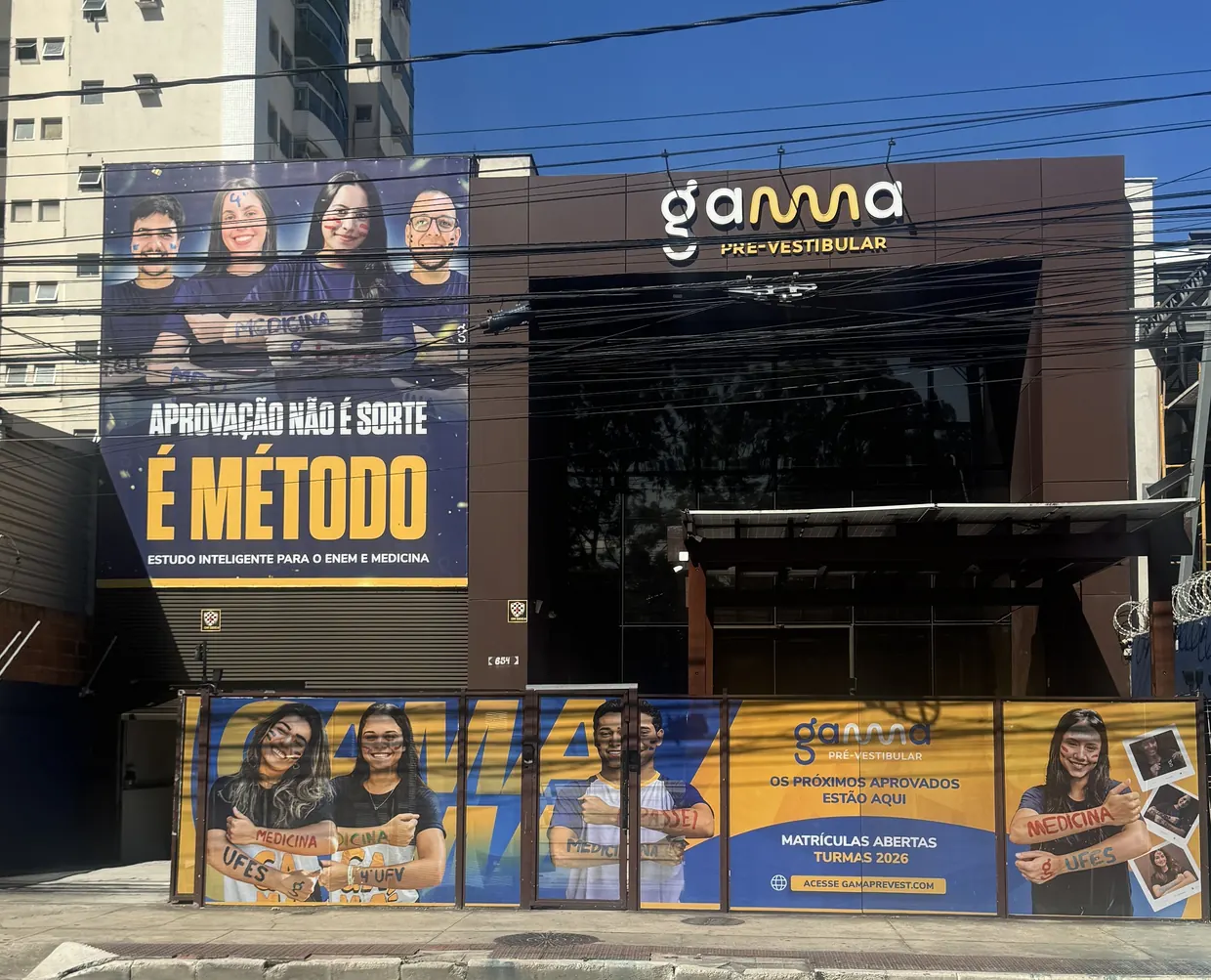 Fachada da sede da Gama Pré-Vestibular na Av. Fernando Ferrari, em Vitória